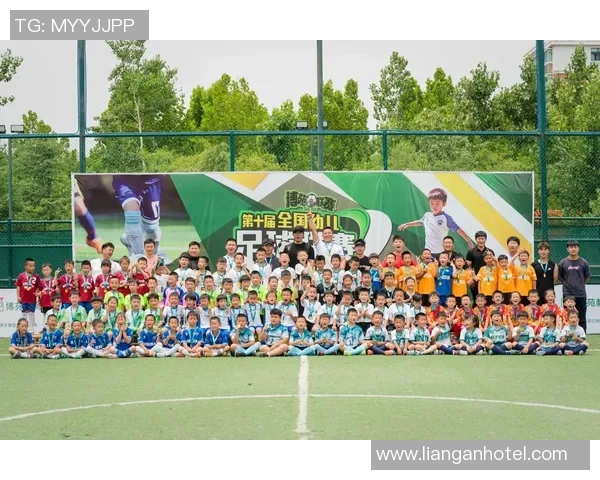 在绿茵场上挥洒汗水我的业余生活与足球的激情碰撞