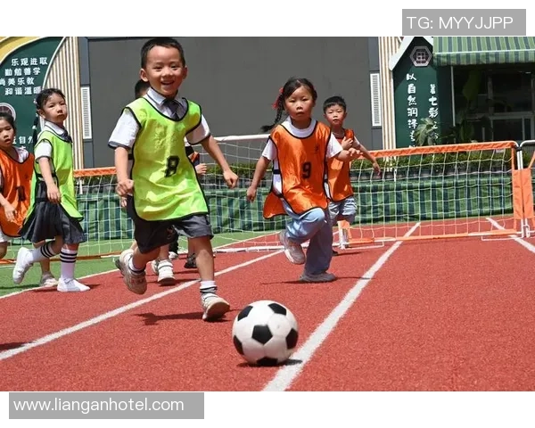 外出捡足球的乐趣与收获探索孩子们的运动精神与团队合作意识