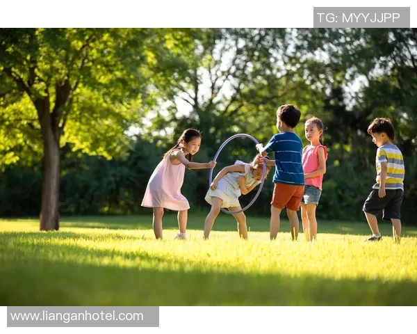 小朋友们在阳光下快乐踢足球的生动画面展现童年无忧无虑的快乐时光