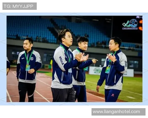 足球天骄的传奇之路:从草根到巅峰的奋斗与荣耀 足球天骄的传奇之路:从草根到巅峰的奋斗与荣耀