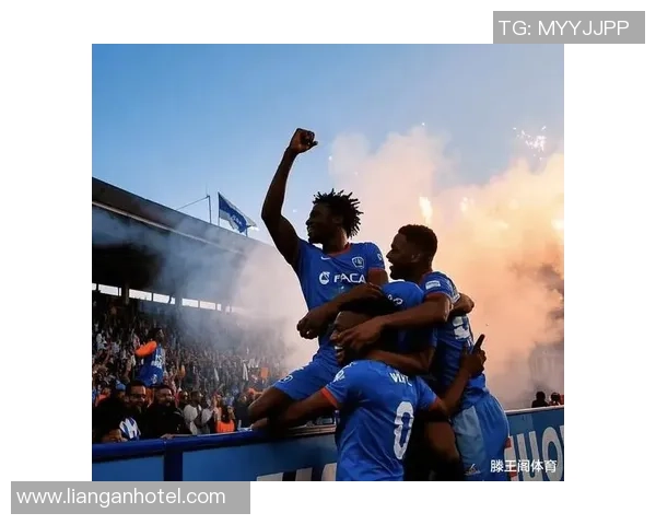 足球高爆引领新潮流激情碰撞尽享赛场魅力与团队精神的完美结合